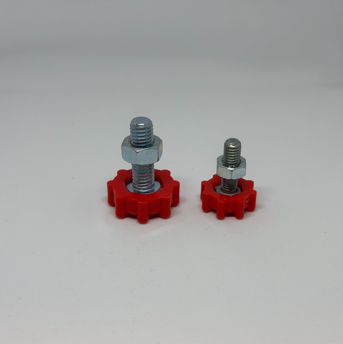 Größenvergleich der Höhenverstellschrauben für Tischfußkappe 47 x 31 mm (links) und 38 x 25 mm (rechts)