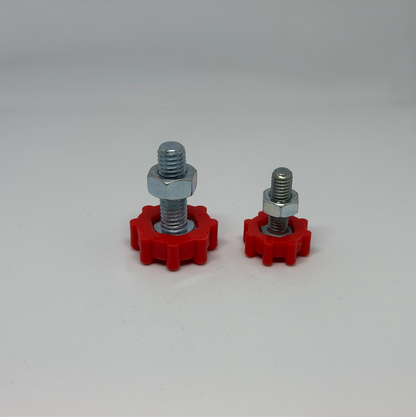 Größenvergleich der Höhenverstellschrauben für Tischfußkappe 47 x 31 mm (links) und 38 x 25 mm (rechts)